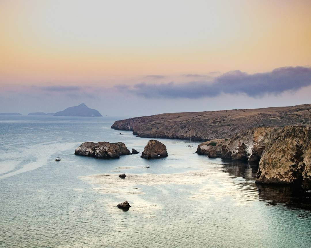 Bahía rocosa y acantilados en alta mar en las Channel Islands de California.